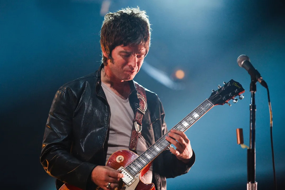 GRAEFENHAINICHEN, GERMANY - JULY 19:  Noel Gallagher of Oasis performs live at the Melt! Festival in Ferropolis on July 19, 2009 in Graefenhainichen, Germany.  (Photo by Marco Prosch/Getty Images)